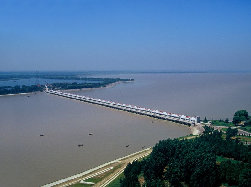 1、三河閘：淮河入江水道重要控制口門，建國初期我國自行設(shè)計(jì)和施工的大型水閘，共63孔，總寬697.75米，，由我公司于1953年7月建成通水；并承擔(dān)了其后的歷次加固任務(wù)。.jpg